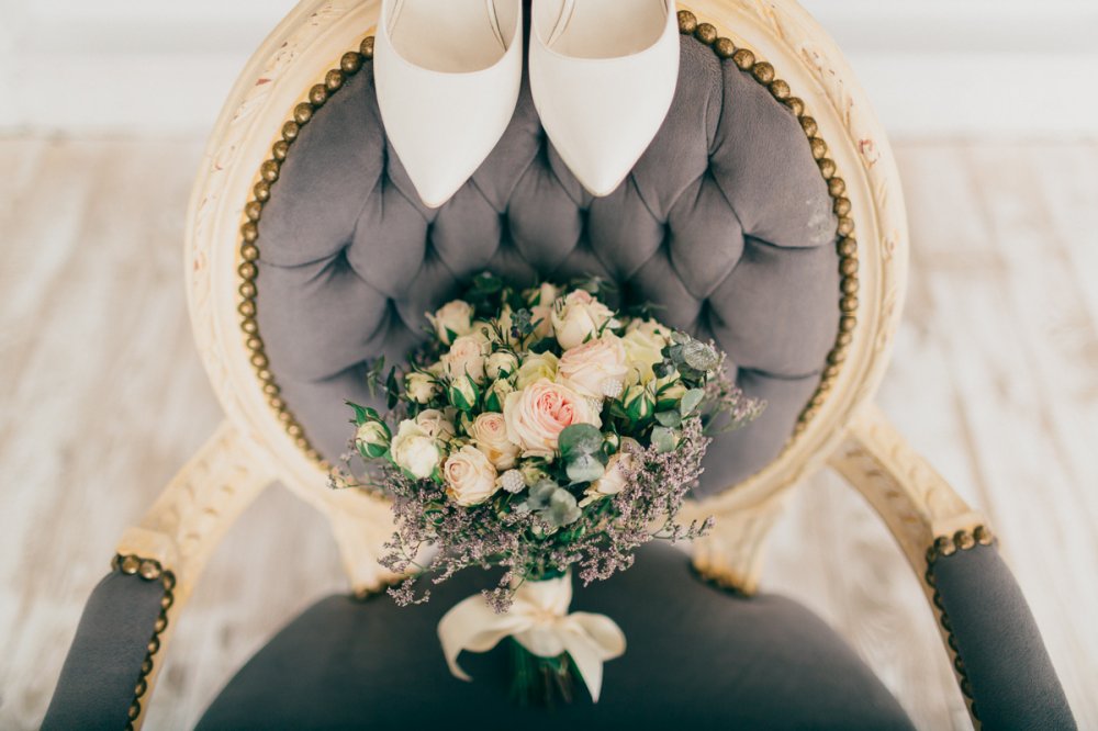 Букет невесты и свадебные туфли