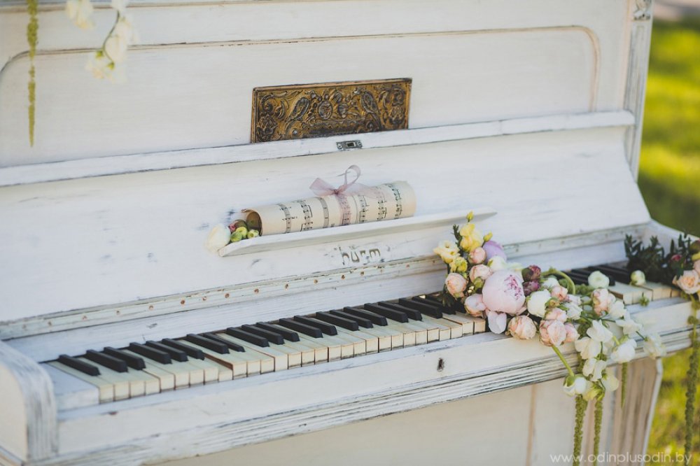 Винтажная рояль на свадьбе