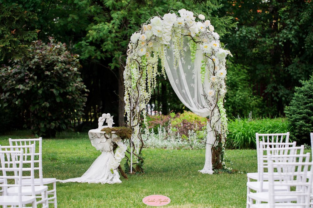 Невероятная цветочная свадебная арка