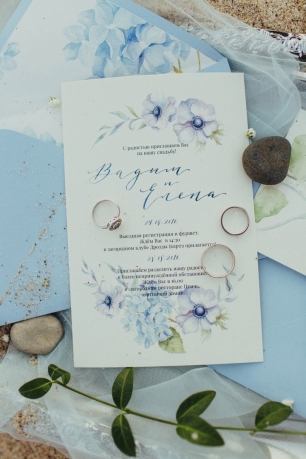 Набор свадебных пригласительных, дополненный конвертами и картой проезда для гостей