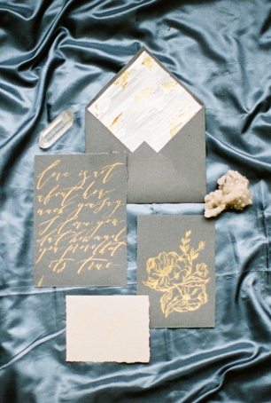 Свадебная полиграфия для зимней свадьбы в благородном сочетании серого и золотого цвета
