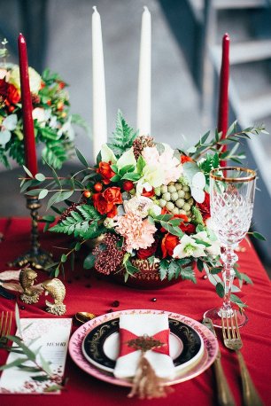 Цветочная композиция и свечи в декоре свадебного стола