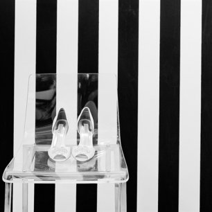 Футуристические элементы свадебной фотосессии: черно-белый фон и стул из плексигласа