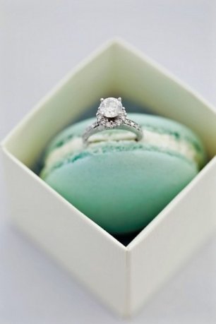 Сладкое предложение - помолвочное кольцо в макаруне